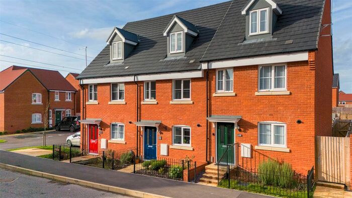 3 Bedroom Terraced House For Sale In Keepsake Way, Berryfields, Aylesbury, HP18