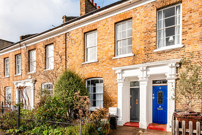 2 Bedroom House To Rent In Shrubland Road, Hackney, E8