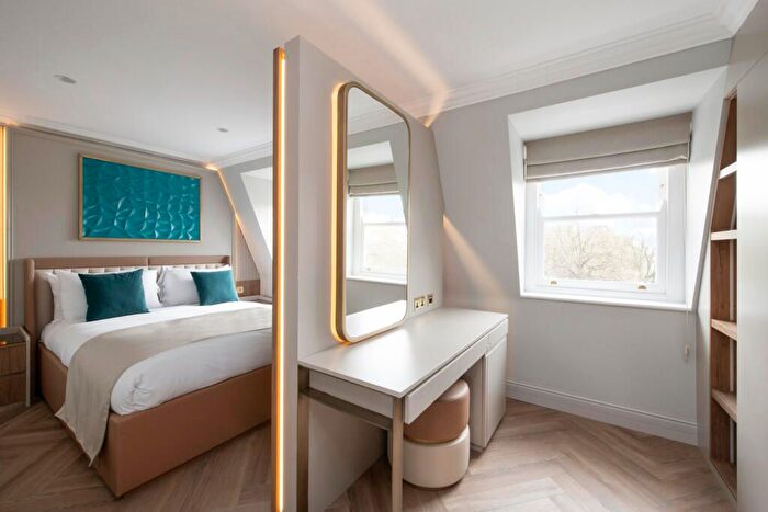 2 Bedroom Flat To Rent In Royal Crescent, Holland Park, London, W11