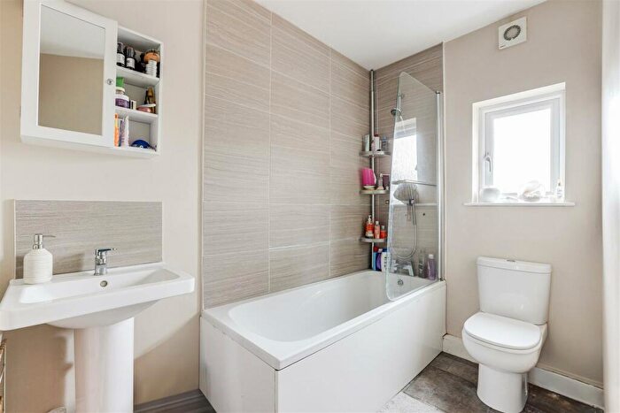 3 Bedroom End Of Terrace House For Sale In Broomhill Road, Bulwell, Nottinghamshire, NG6