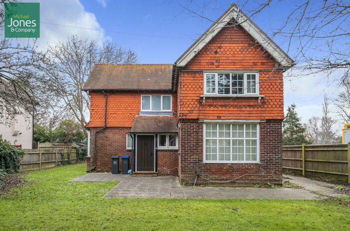 1 Bedroom Flat To Rent In Dominion Road, Worthing, West Sussex, BN14