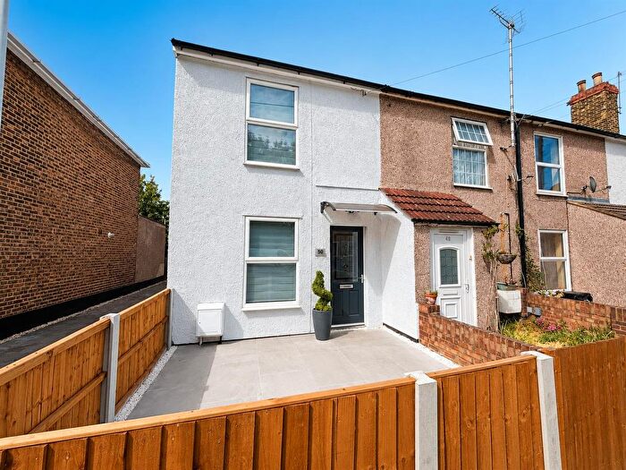 3 Bedroom End Terrace House To Rent In Prospect Place, Grays, RM17