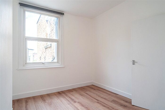 2 Bedroom Flat For Sale In Elm Park, London, SW2