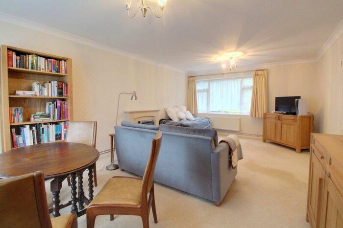 2 Bedroom Flat For Sale In Lambs Close, Cuffley, EN6