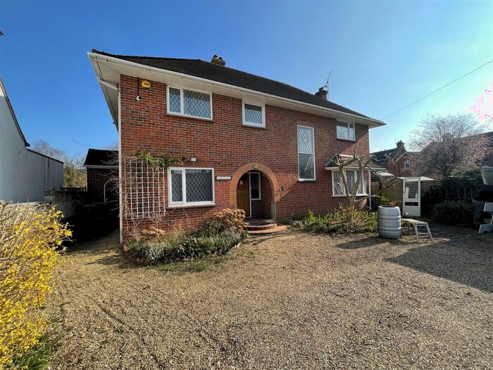 4 Bedroom Detached House To Rent In Rideway Close, Camberley, GU15