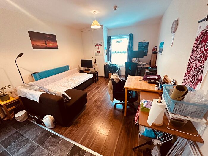Studio To Rent In Oakfield Road, London, N4