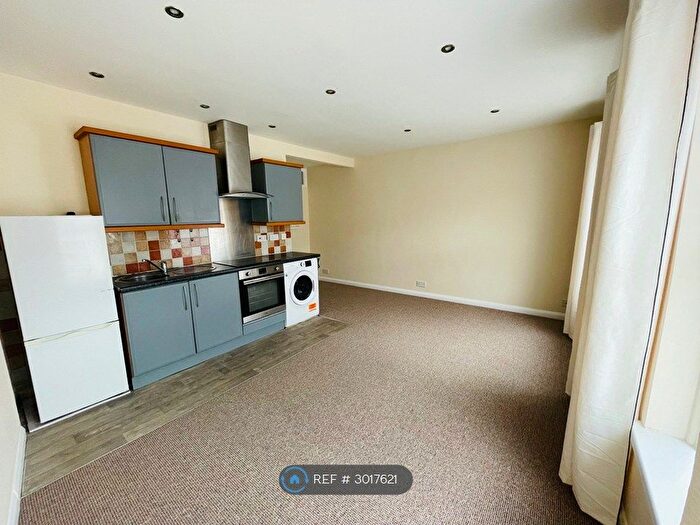 2 Bedroom Flat To Rent In Bradley Crescent, Bristol, BS11