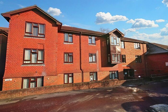 2 Bedroom Flat To Rent In Francis Court, Worplesdon Road, Guildford, GU2