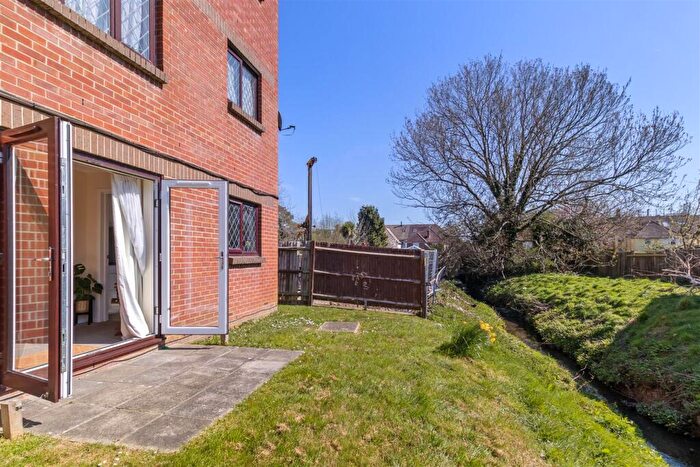 2 Bedroom Flat To Rent In Drum Mead, Petersfield, Hampshire, GU32