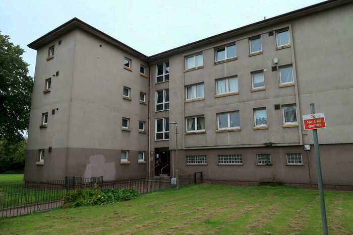 2 Bedroom Flat To Rent In Keal Avenue, Knightswood, G15