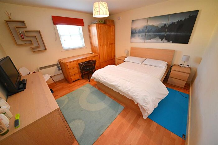 2 Bedroom Flat For Sale In Warren Street, Tenby, SA70