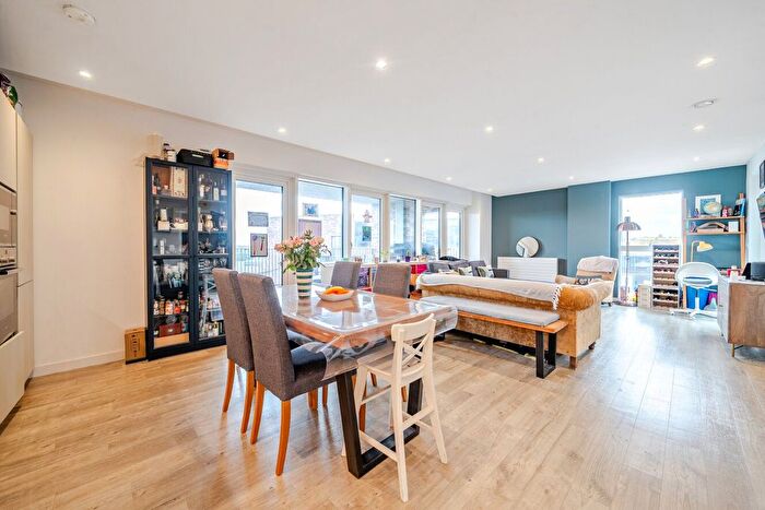 3 Bedroom Flat To Rent In Purbeck Gardens, London, SE26