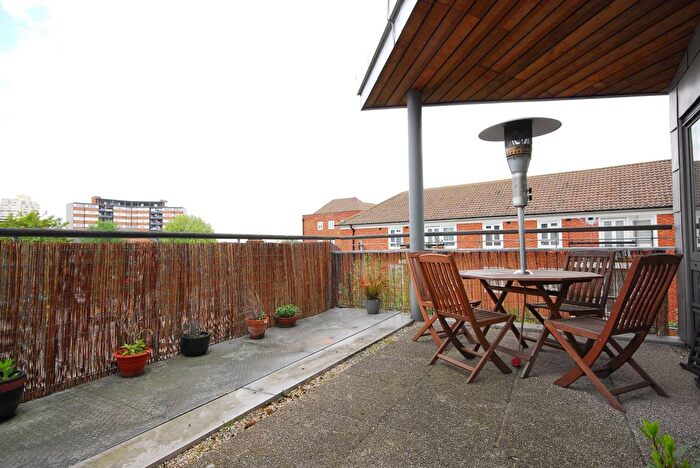 1 Bedroom Flat To Rent In Clapham Road, Stockwell, London, SW9