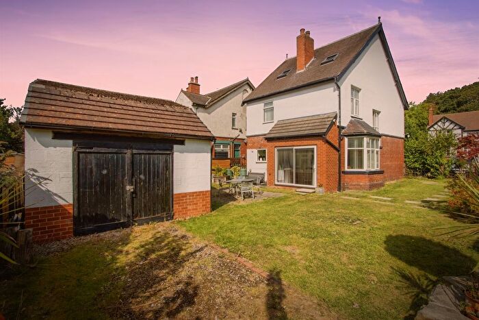 4 Bedroom Detached House For Sale In Manston Gardens, Leeds, LS15