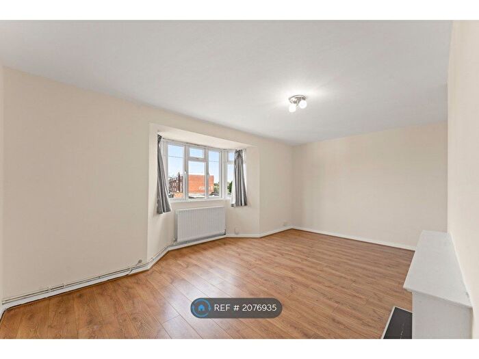 2 Bedroom Flat To Rent In Edinburgh Court, London, SW20