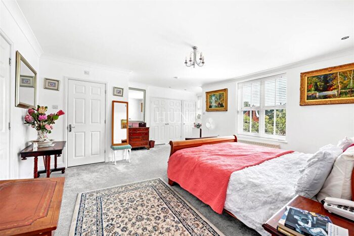 2 Bedroom Apartment For Sale In Repton Park, Woodford Green, Essex, IG8