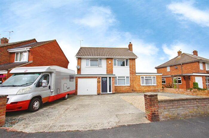 3 Bedroom Detached House For Sale In Grange Drive, Stratton, Swindon, SN3