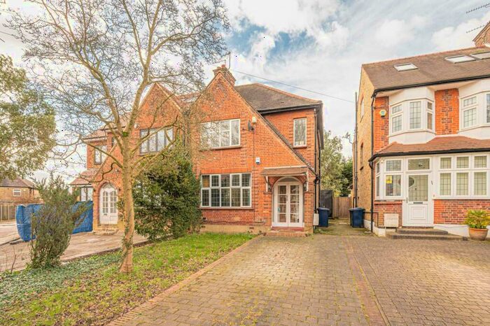 4 Bedroom Semi-Detached House To Rent In Woodside Park, Woodside Park, London, N12
