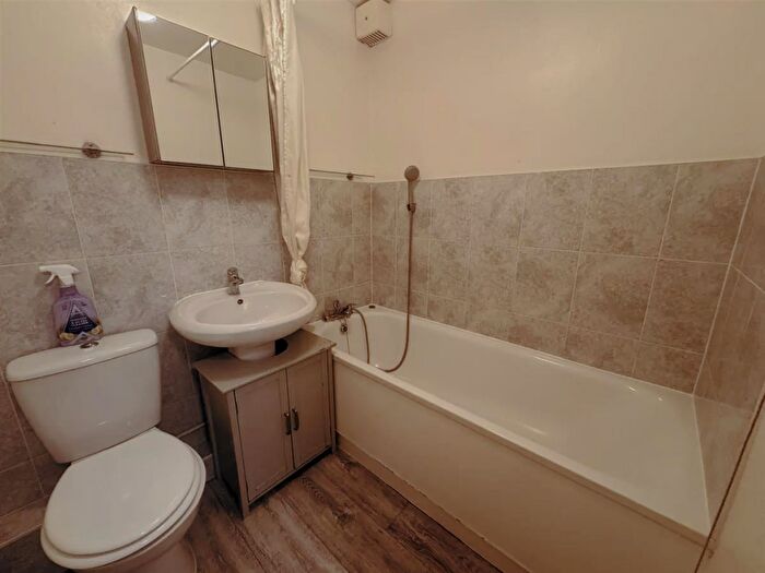2 Bedroom Flat For Sale In Parkside Court, Palmerston Road, London, N22