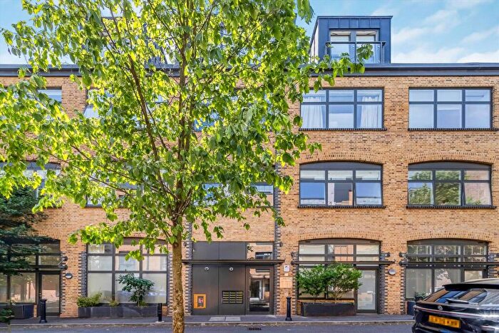 2 Bedroom Flat For Sale In Charles Street, Elthorne Park, N19