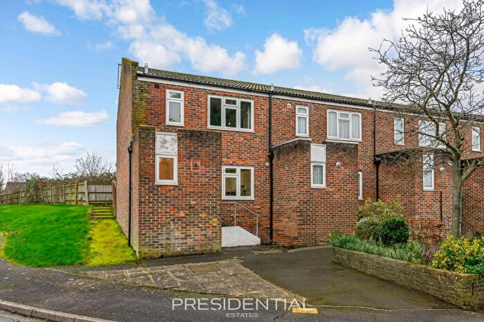 3 Bedroom End Of Terrace House For Sale In Thatchers Close, Loughton, IG10