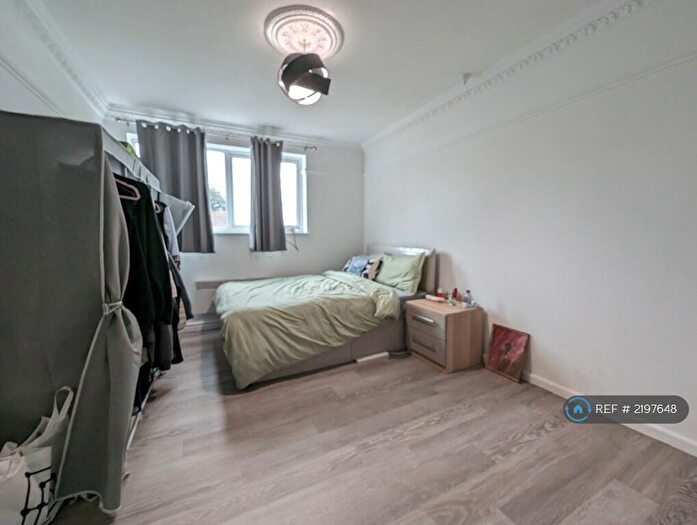 2 Bedroom Flat To Rent In Holmes Grove, Bristol, BS9