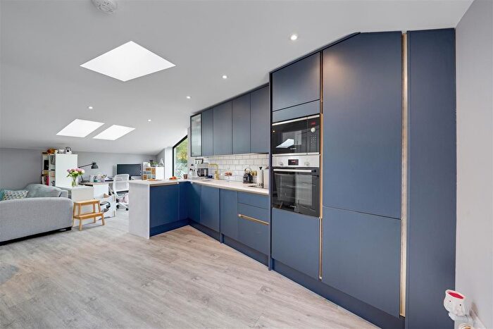 1 Bedroom Flat For Sale In Colne Road, Twickenham, TW2