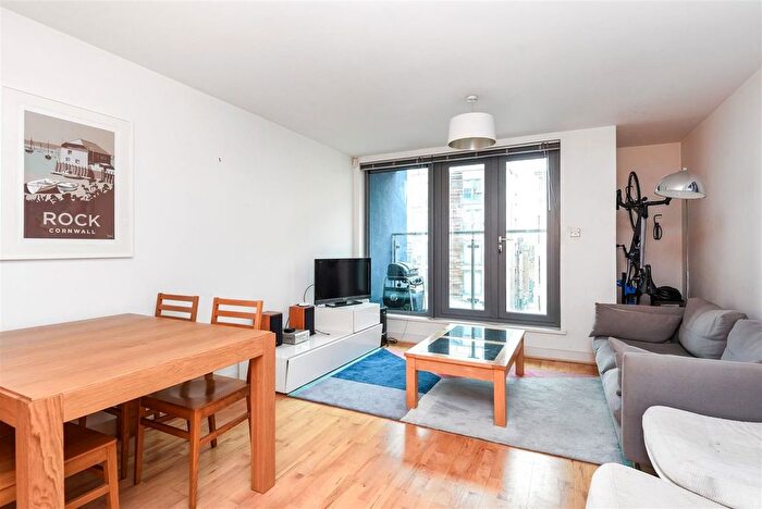 2 Bedroom Flat To Rent In Hardwicks Square, Wandsworth, SW18