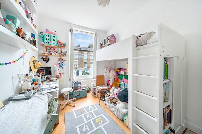 1 Bedroom Flat For Sale In Cheverton Road, Crouch End, London, N19