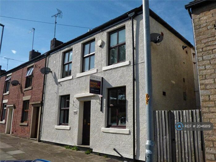 2 Bedroom End Of Terrace House To Rent In Edenfield Road, Rochdale, OL12