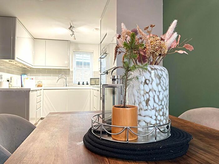 2 Bedroom Apartment For Sale In Tenby Grove, Kingsmead, Milton Keynes, MK4