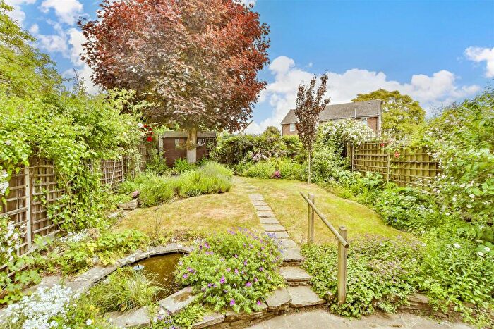 3 Bedroom Semi-Detached House For Sale In Wheatsheaf Close, Boughton-Under-Blean, Faversham, Kent, ME13