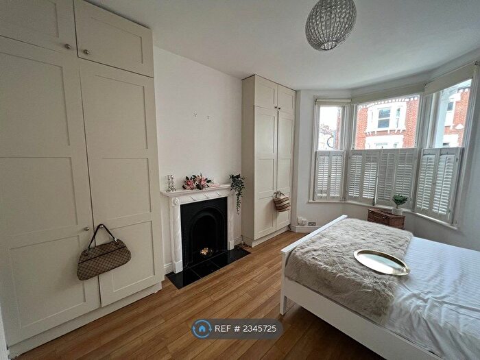 2 Bedroom Flat To Rent In Chatto Road, London, SW11