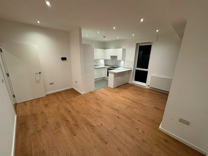 2 Bedroom Apartment To Rent In Garfield Road, Addlestone, Surrey, KT15