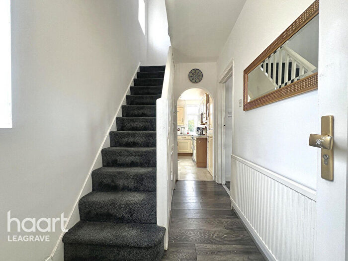 3 Bedroom Semi-Detached House For Sale In Grosvenor Road, Luton, LU3