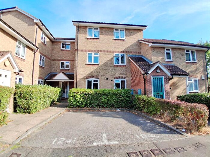 2 Bedroom Flat For Sale In Gainsborough Road, Hayes, UB4