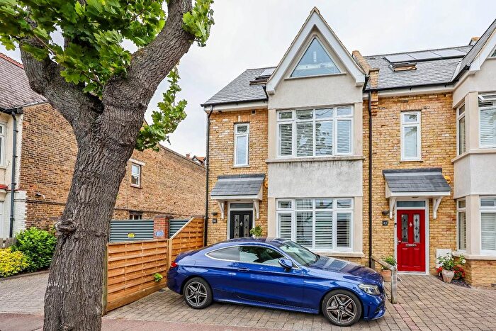 4 Bedroom End Of Terrace House For Sale In Maple Avenue, Leigh-On-Sea, SS9