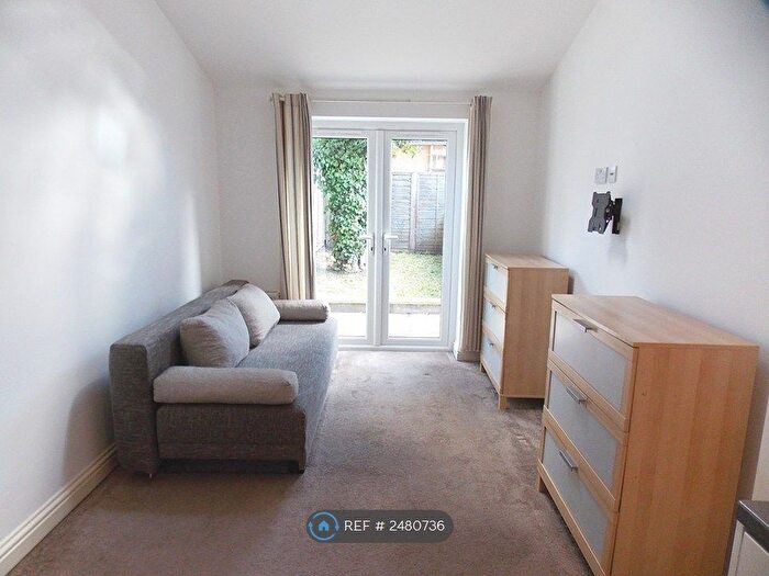 Studio To Rent In Streatham Common, London, SW16