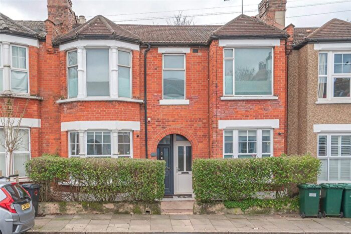 2 Bedroom Maisonette For Sale In Leslie Road, London, N2