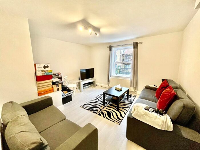 2 Bedroom Apartment To Rent In Gordon Road, London, N11