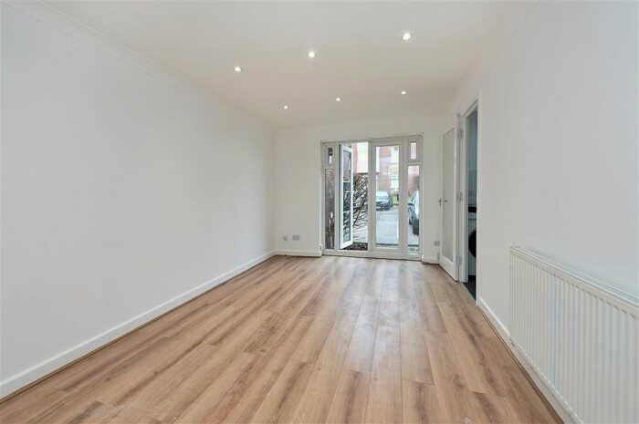 2 Bedroom Flat To Rent In Beechwood Grove, London, W3