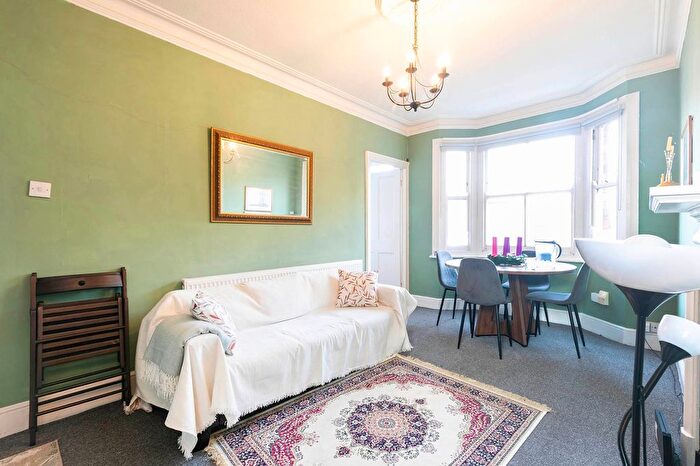 2 Bedroom Flat To Rent In Stanlake Road, Swindon House, W12