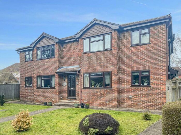 2 Bedroom Apartment To Rent In Little Marlow Road, Marlow, SL7