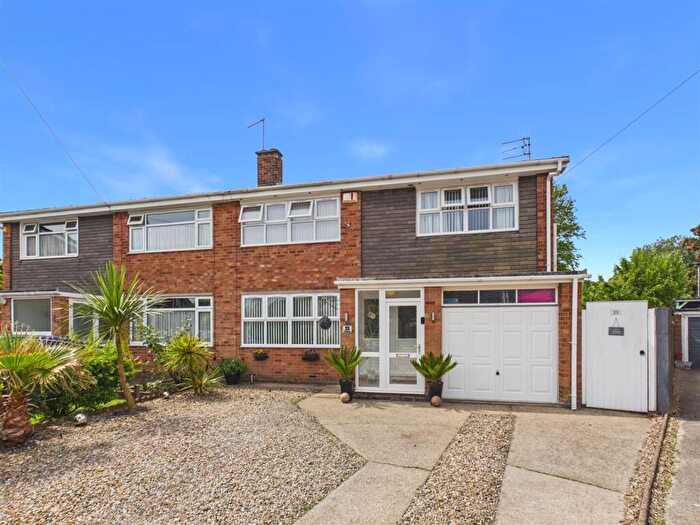 4 Bedroom Semi-Detached House For Sale In Lawnsgarth, Cottingham, HU16