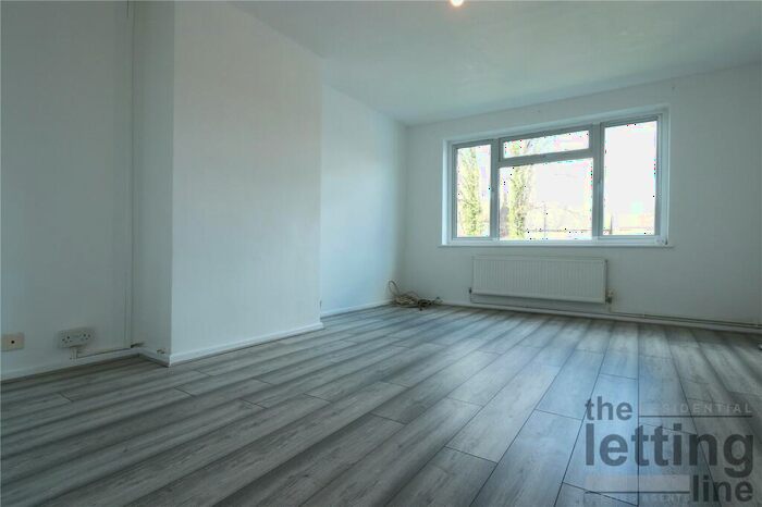 2 Bedroom Apartment To Rent In Gordon Hill, Enfield, Middlesex, EN2