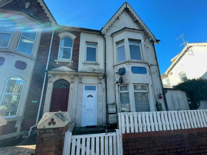 2 Bedroom Flat To Rent In Park Lane, Town Centre, SN1