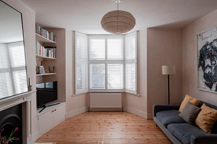2 Bedroom Flat For Sale In Grove Green Road, Leytonstone, London, E11
