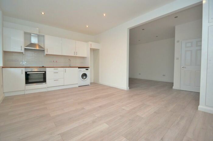 Apartment To Rent In Long Ditton, Surbiton, KT6