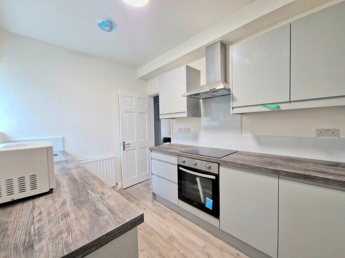 2 Bedroom Flat To Rent In Sandringham Drive, Leeds, West Yorkshire, LS17