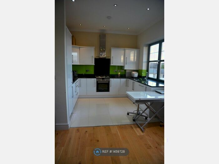 2 Bedroom Flat To Rent In Orchard Road, Brentford, TW8